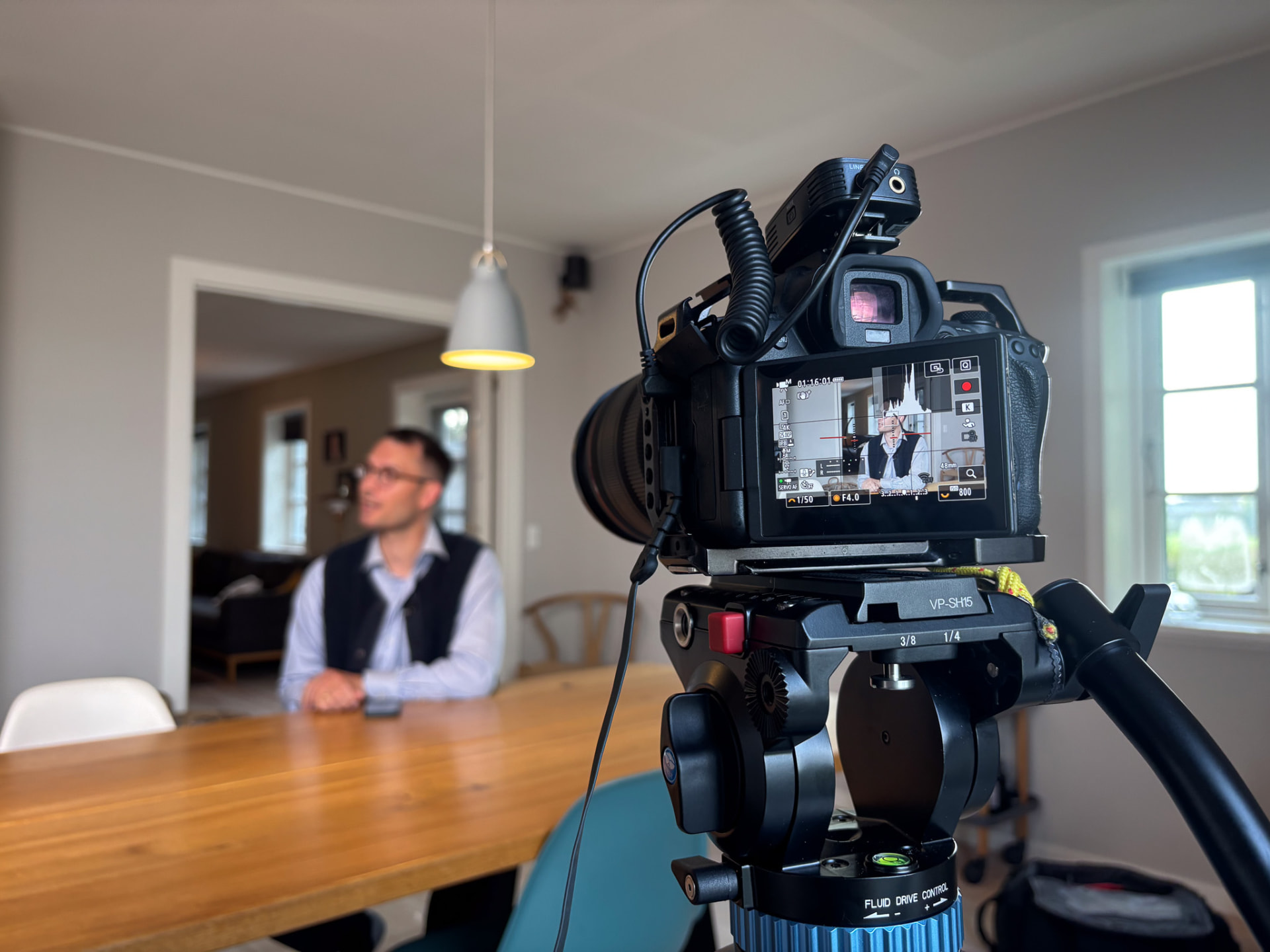 Kamera filmer interview ved bord