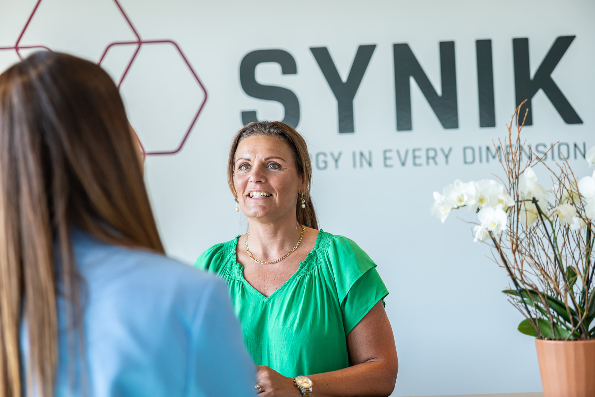 Modtagelse hos virksomhed med smilende medarbejder