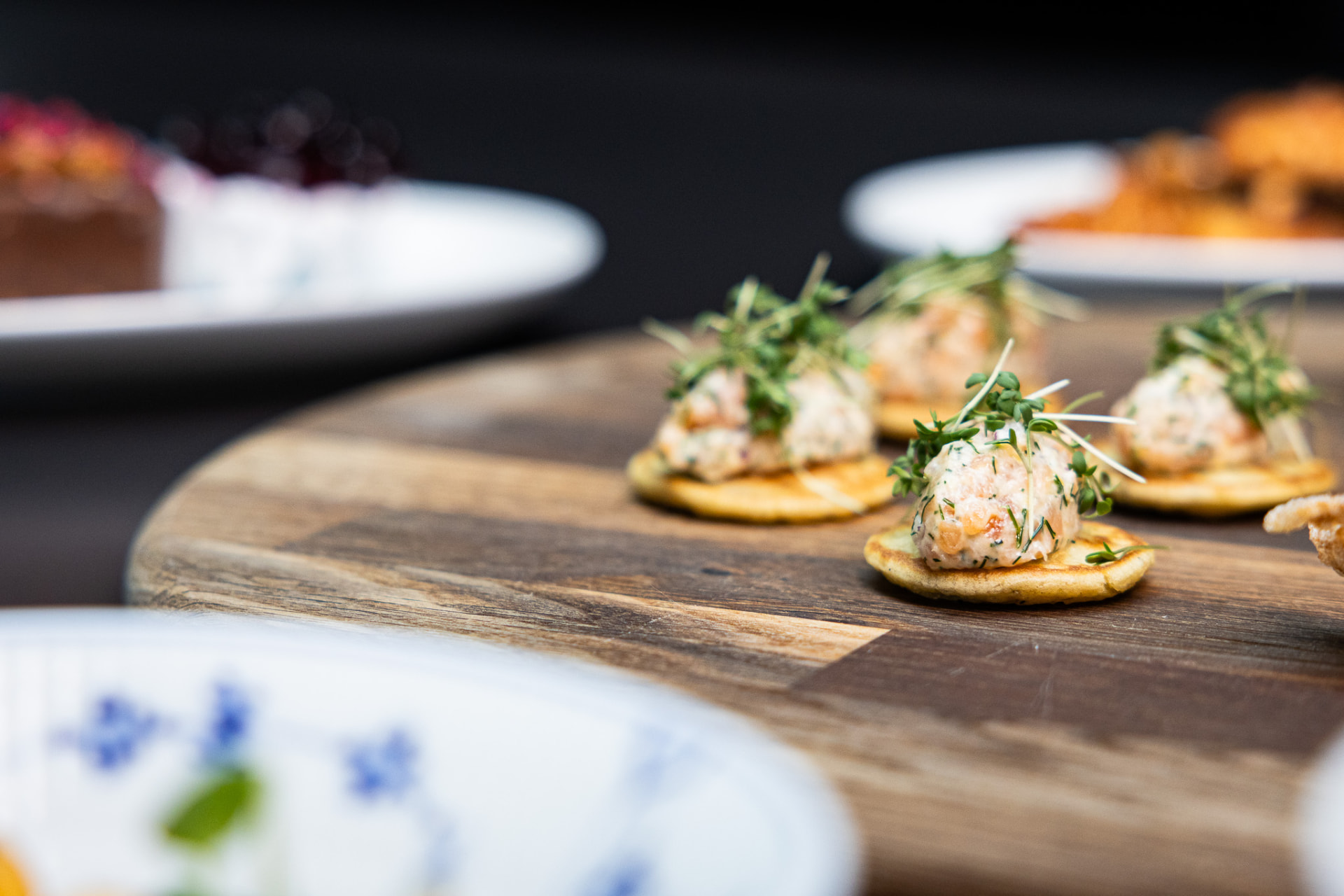 Tapas-anretning med laksemousse på blinis