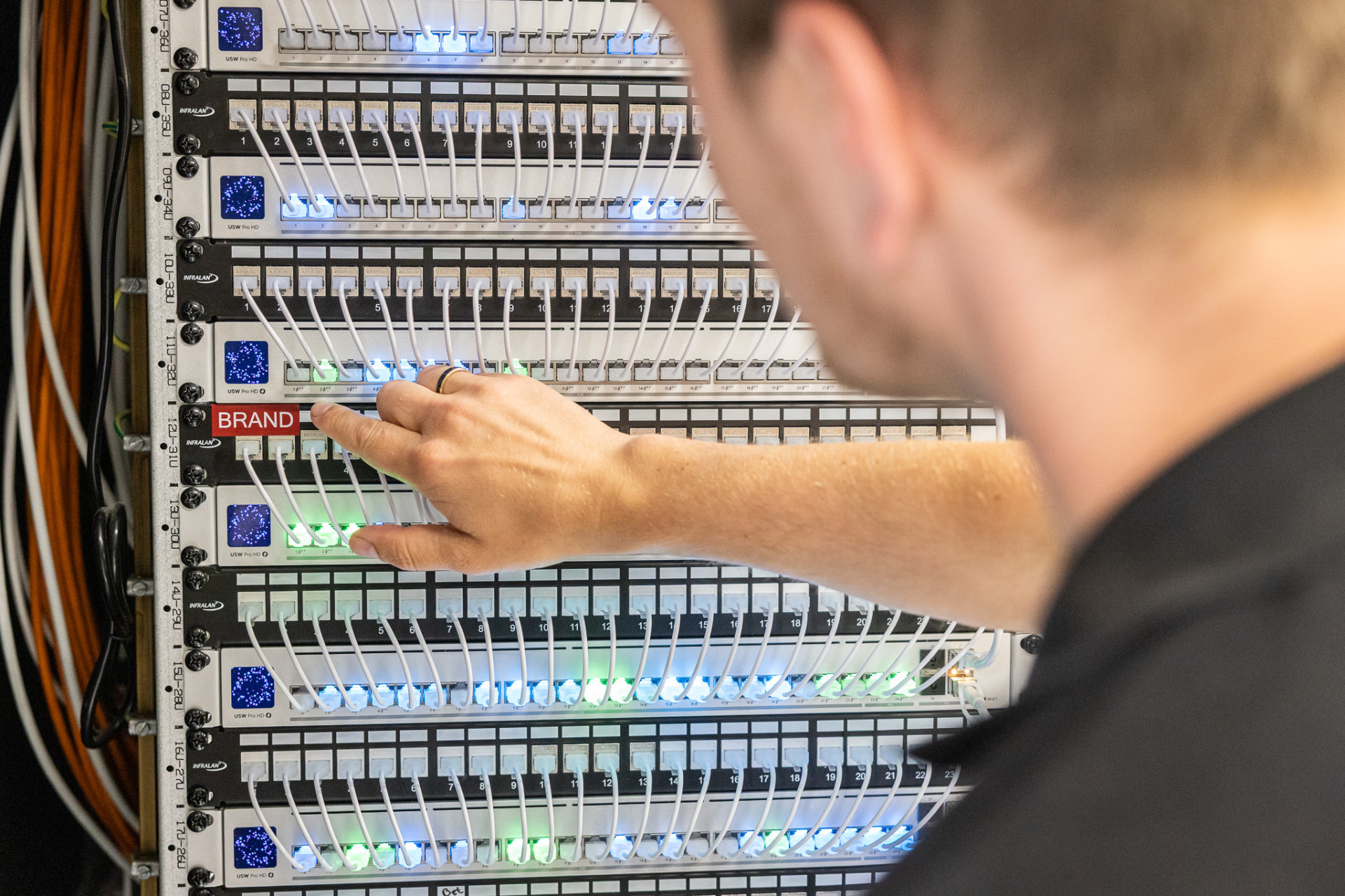 Tekniker arbejder i netværksrack
