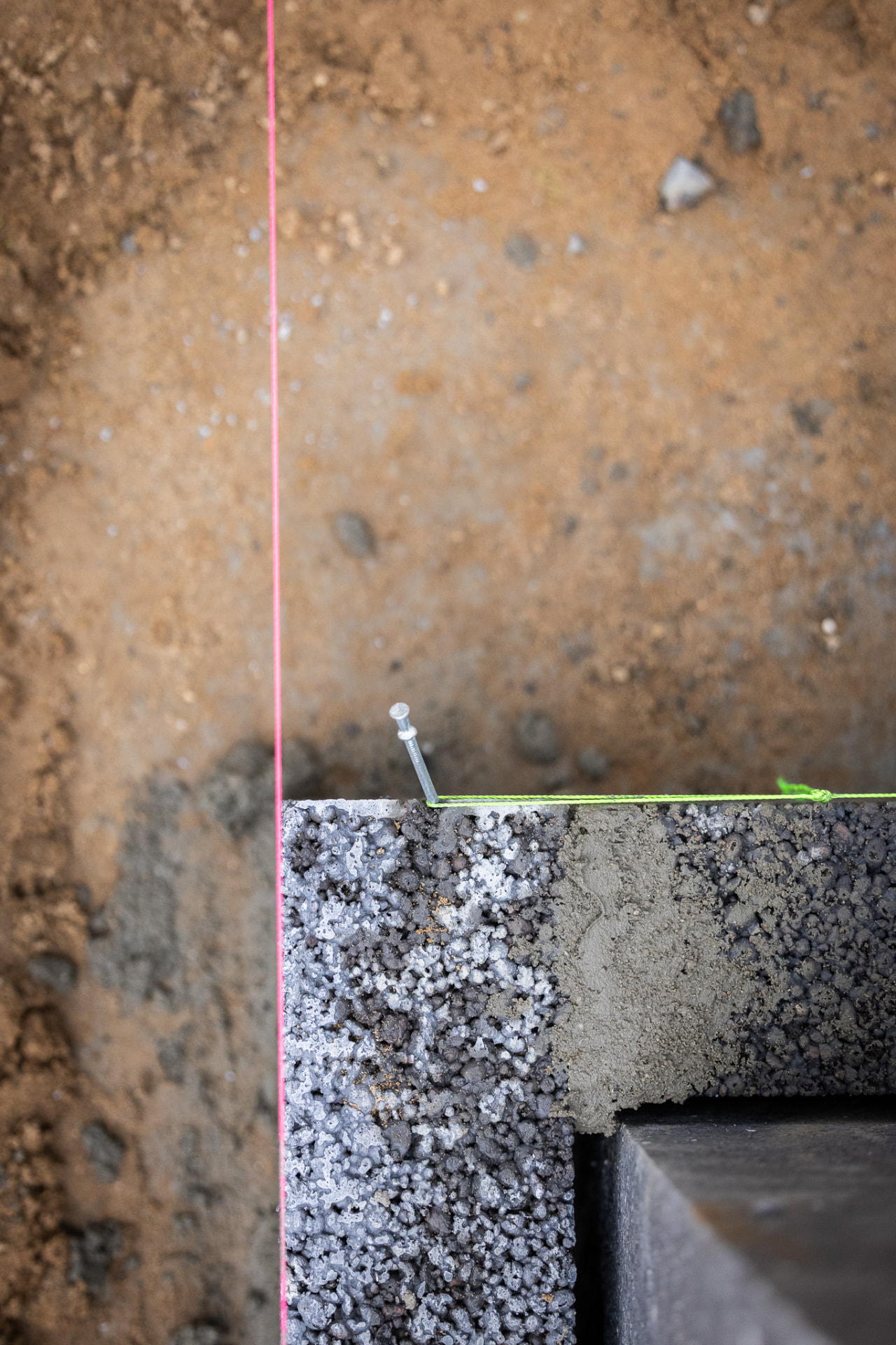 Detalje af fundament med snor og laserlinje