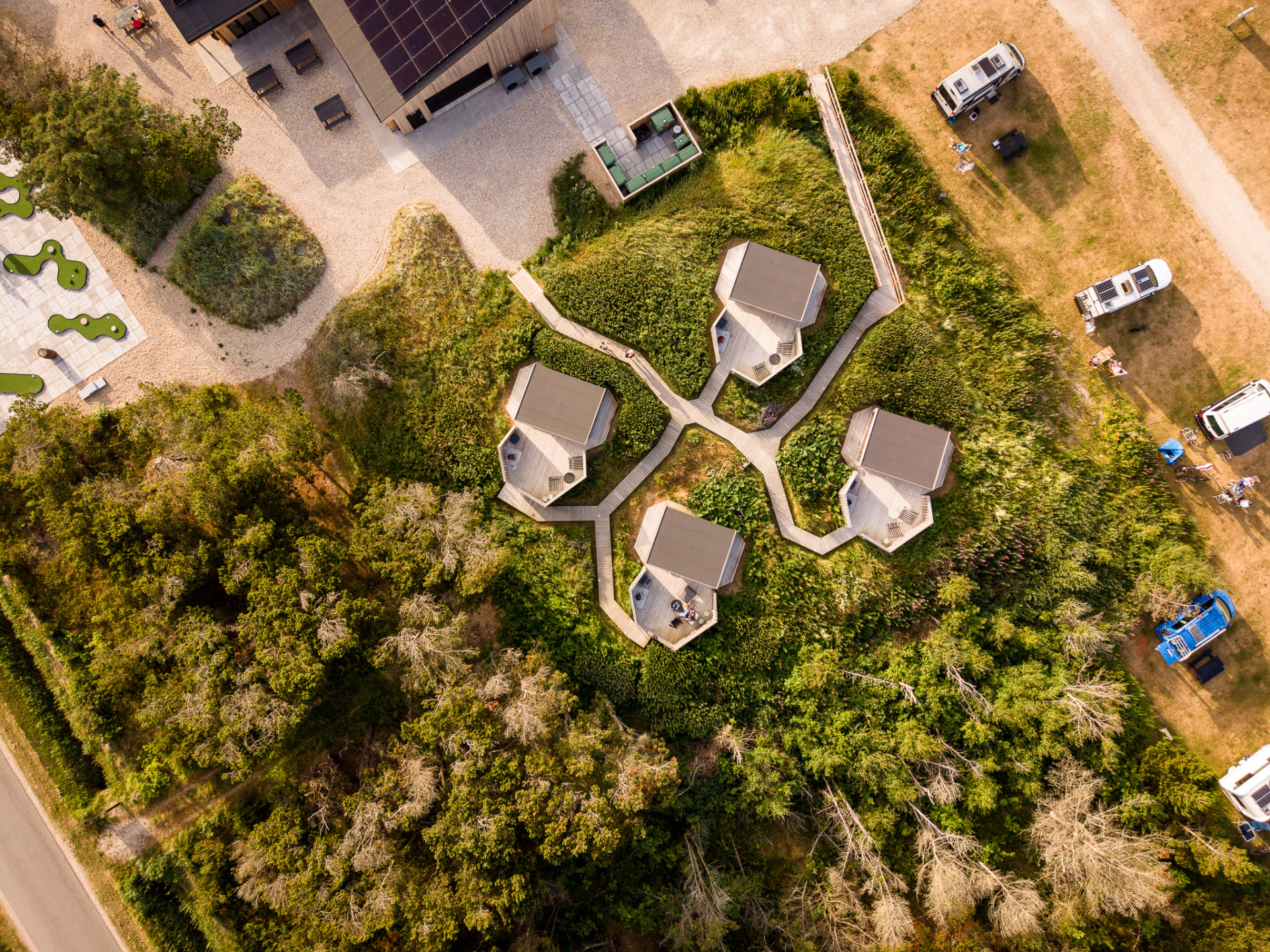 Dronefoto af shelters i naturen