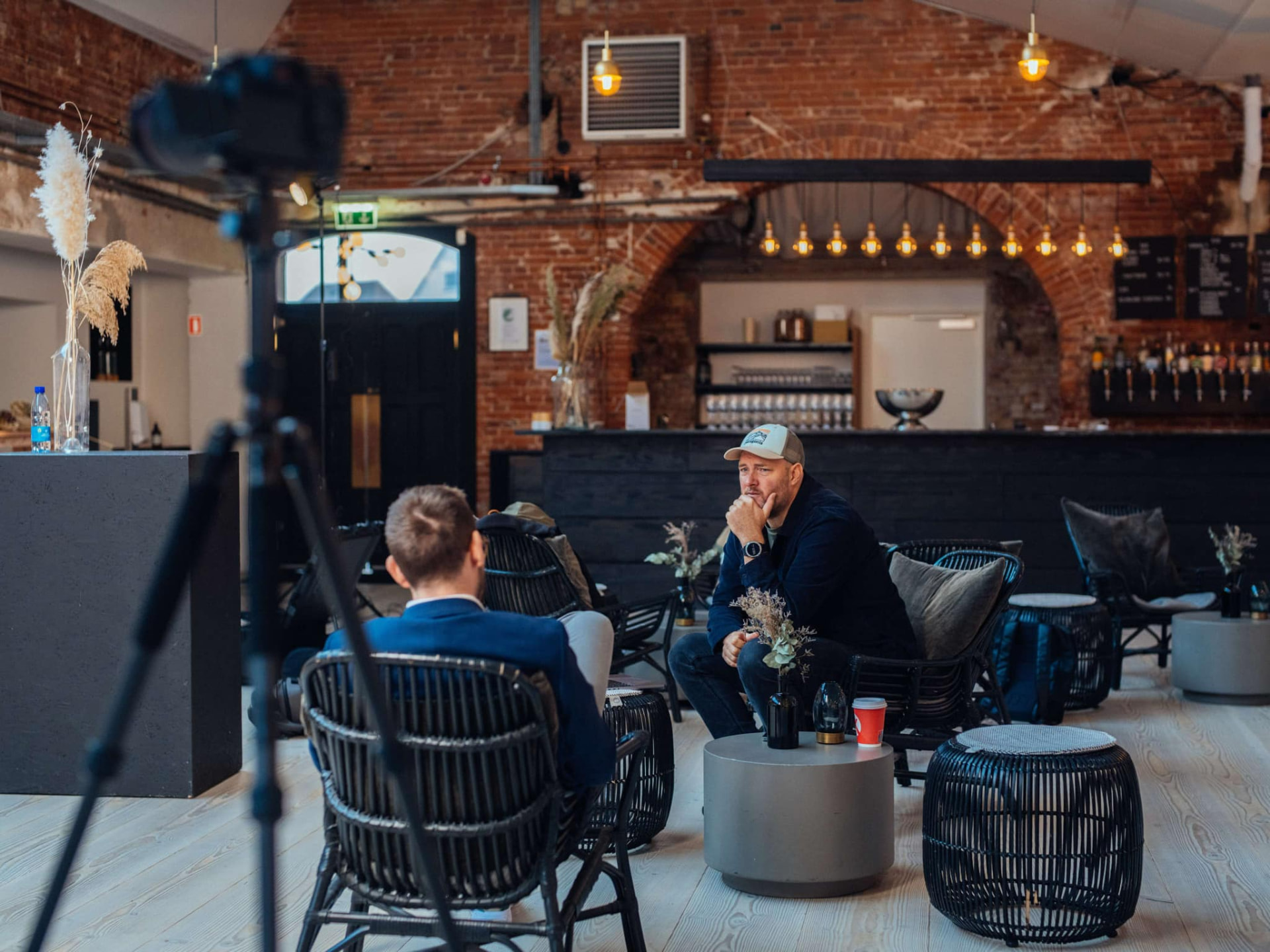 Interviewoptagelse hos en kunde med kamera på stativ
