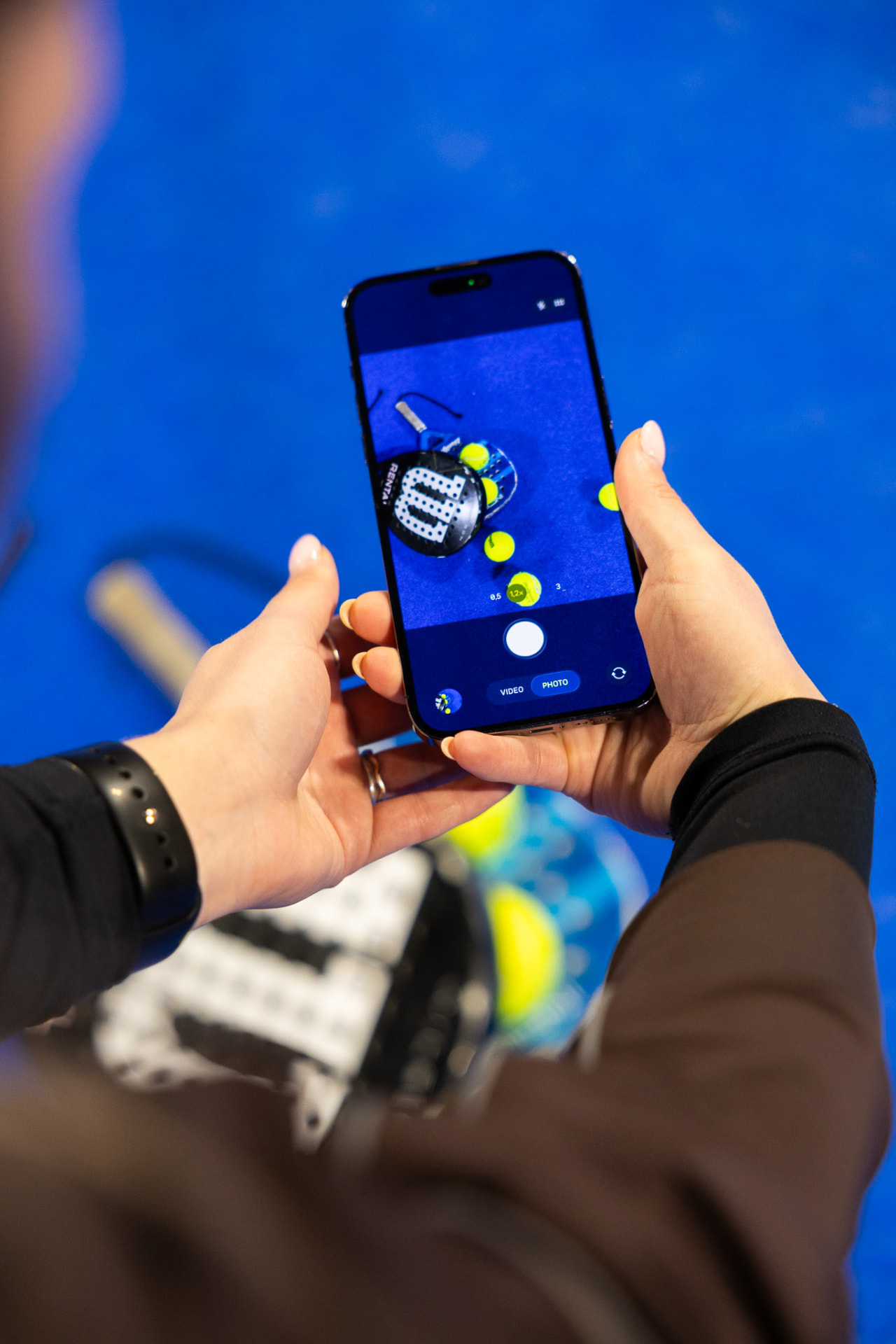 Content-optagelse med mobil på padelbane